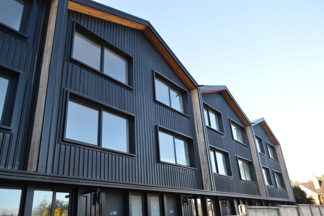 Edificio multiunidad con ventanas y termopaneles instalados por DM Cristales en la Región de Los Lagos