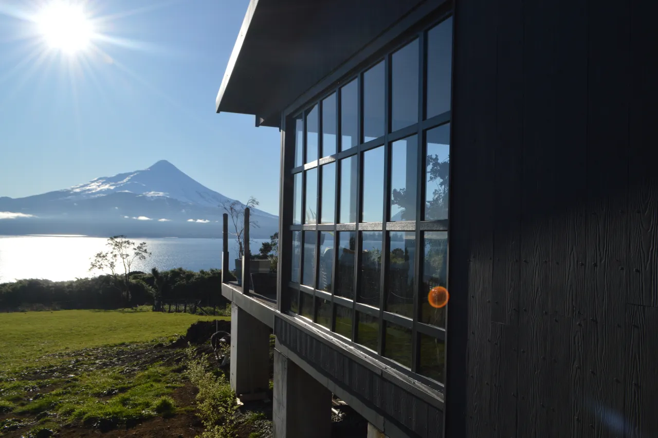 Ventanal panorámico de cristal con vista al Volcán Osorno y al Lago Llanquihue, obra de DM Cristales en la Región de Los Lagos