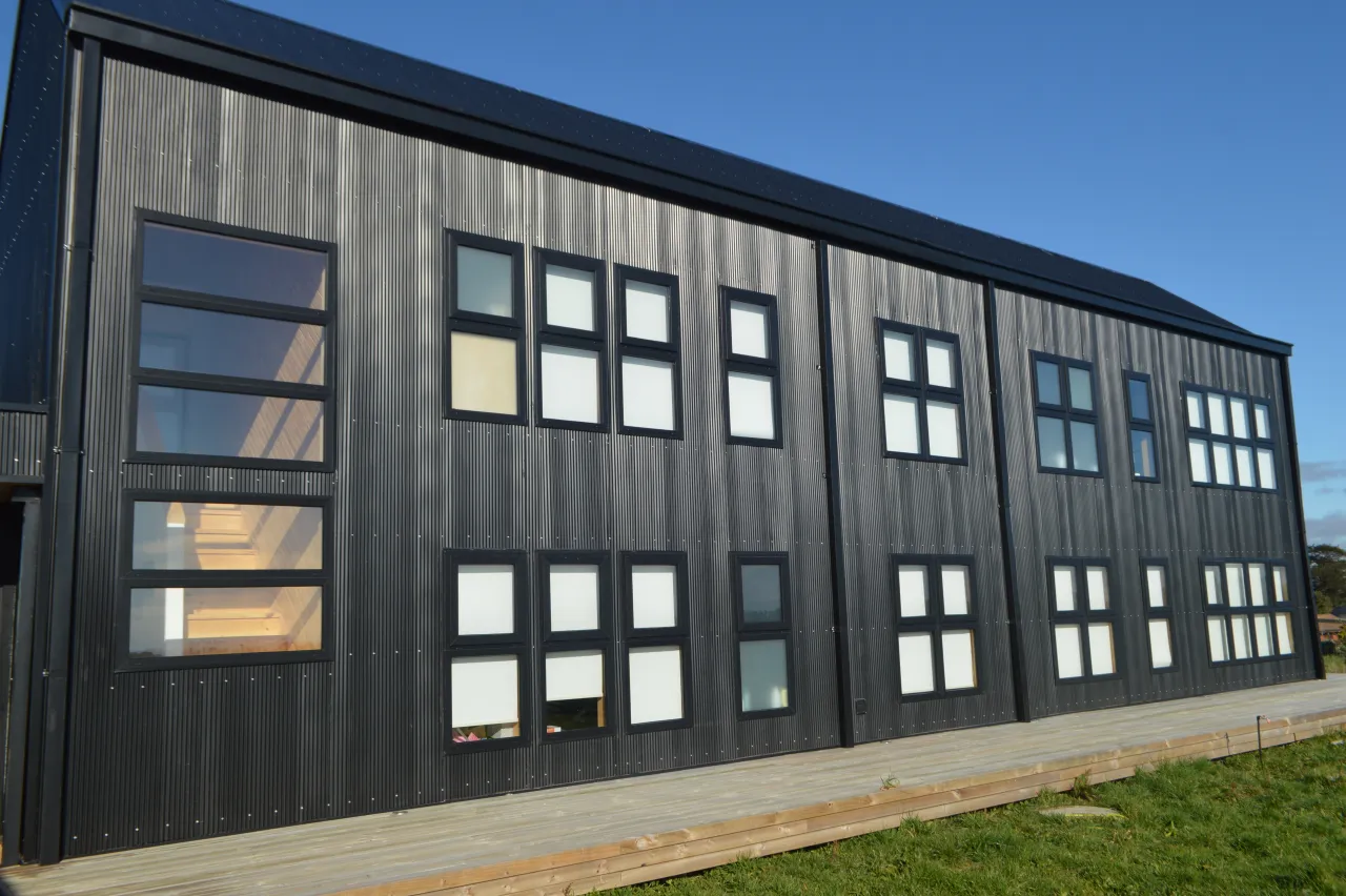 Casa con ventanas europeas de PVC fijas y proyectantes en fachada de gran formato, obra de DM Cristales